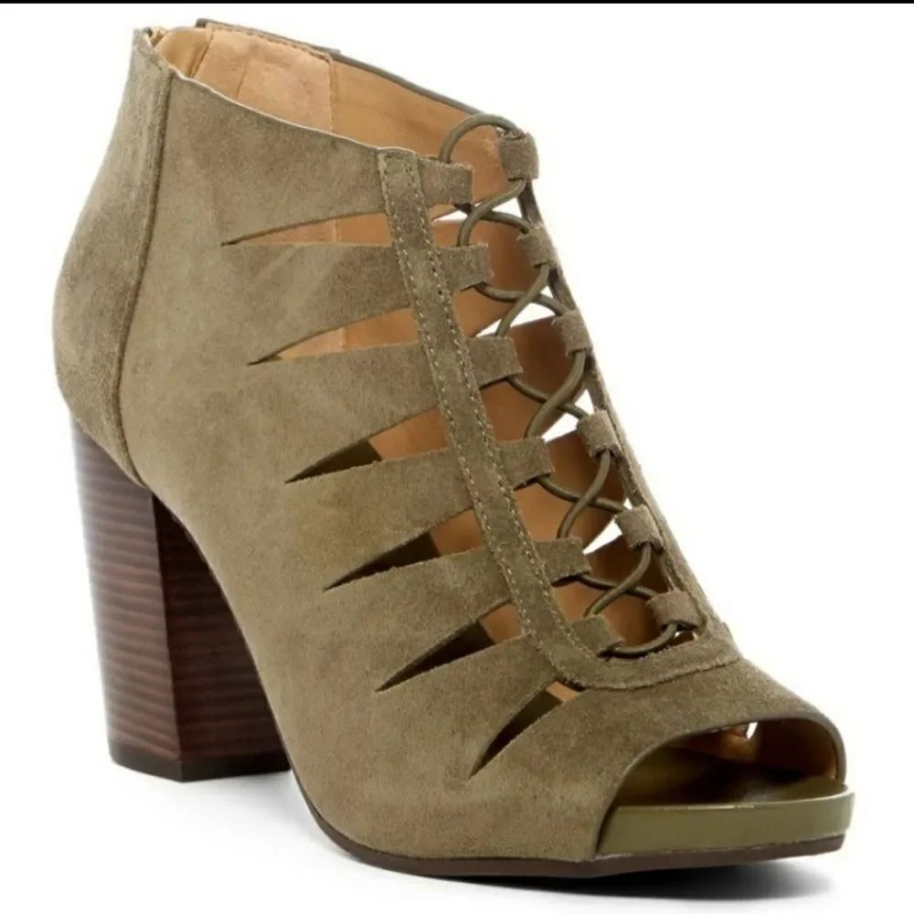 MICHEALย KORS ELSIE CUTOUT DESIGN SUEDE OPEN TOE BACK ZIPPER CLOSUREโWOMEN"S SAND